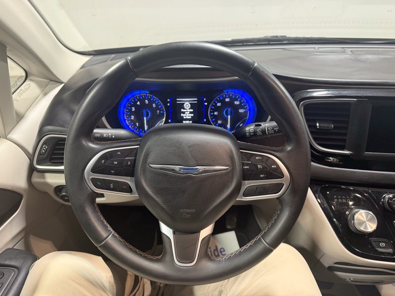 Used 2018 Chrysler Pacifica Touring-L FWD image 24