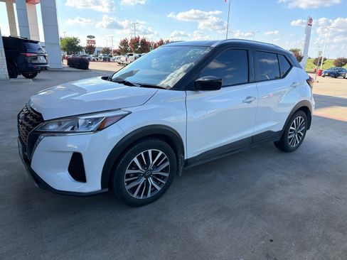 Used 2022 Nissan Kicks SV FWD image 1