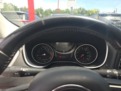 Used 2018 Jeep Compass Latitude FWD image 13