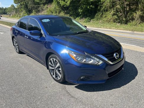 Used 2017 Nissan Altima 2.5 SR w/ LED Appearance Package FWD image 11
