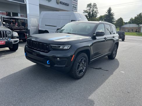 Used 2025 Jeep Grand Cherokee Trailhawk w/ Advanced Protech Group II AWD/4WD image 6