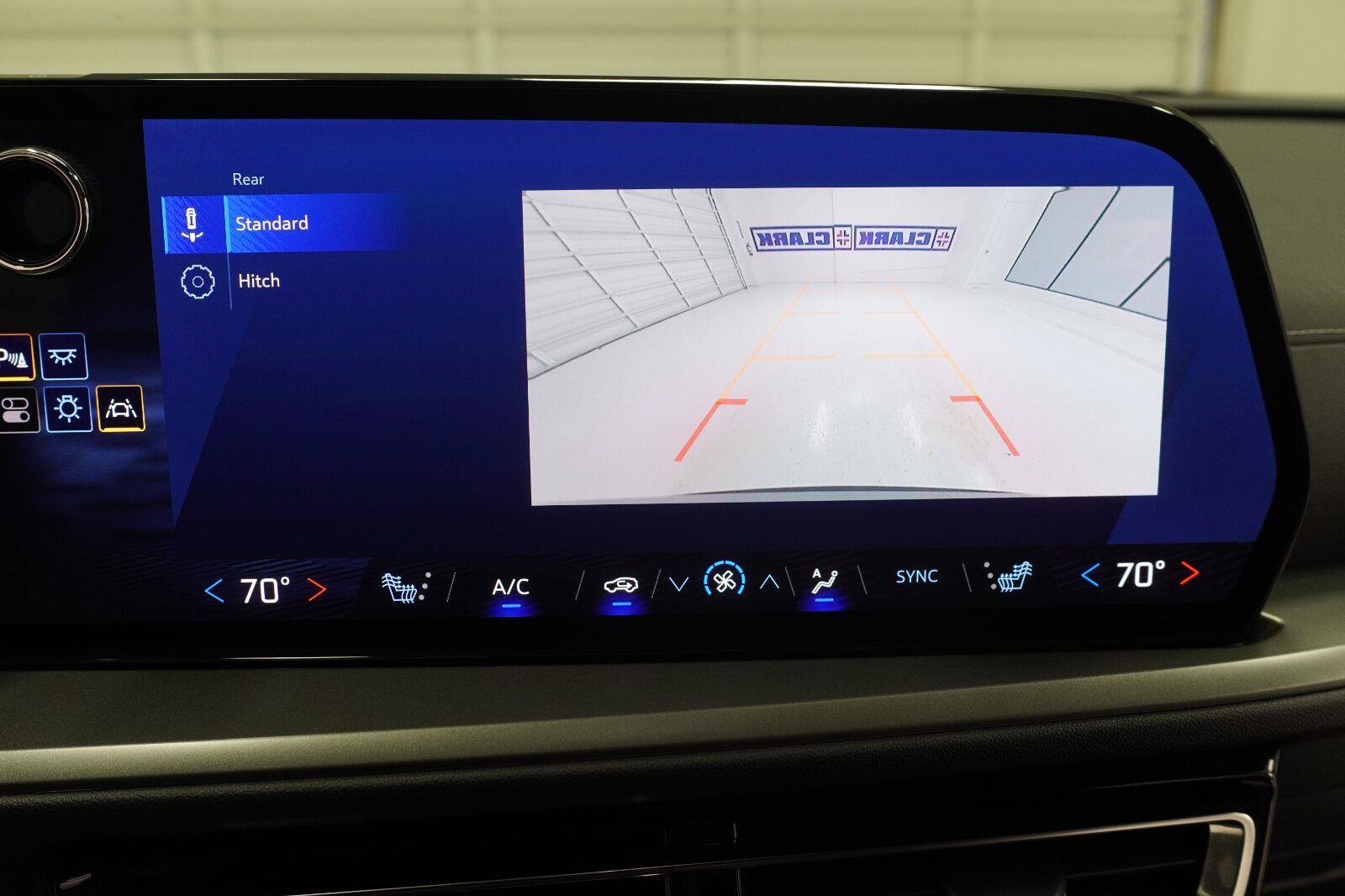 Used 2025 Chevrolet Traverse LT FWD image 24