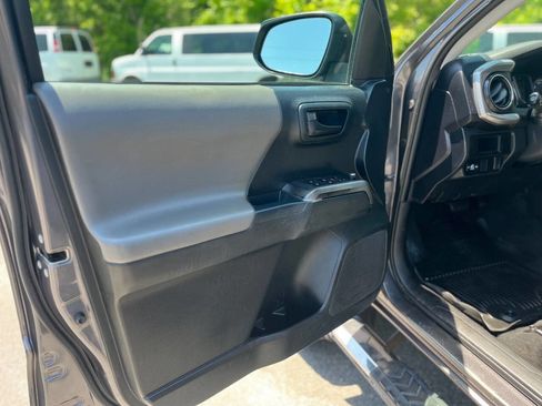 Used 2017 Toyota Tacoma SR5 RWD image 7