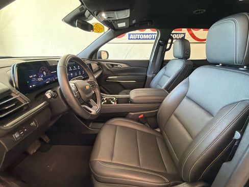 Used 2025 Chevrolet Traverse LT image 11