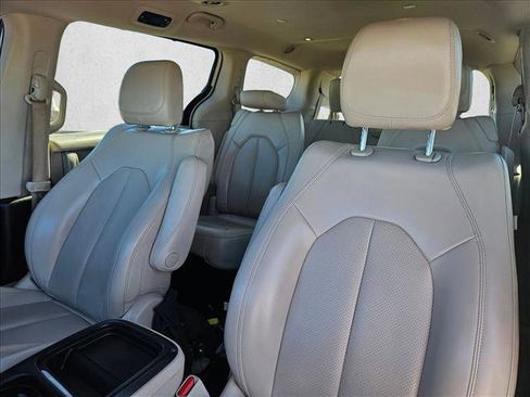 Used 2021 Chrysler Voyager Lxi image 8