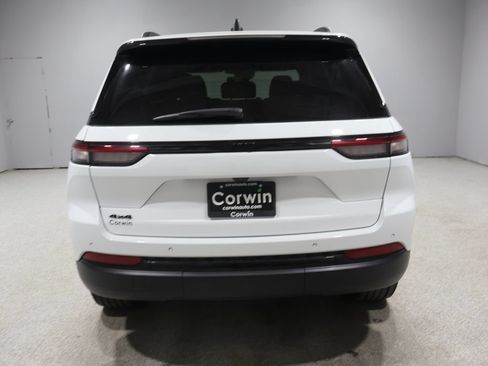 Used 2023 Jeep Grand Cherokee Altitude AWD/4WD image 3