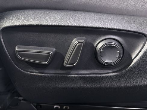 Used 2025 Toyota Sienna XLE w/ XLE Plus Package FWD image 21
