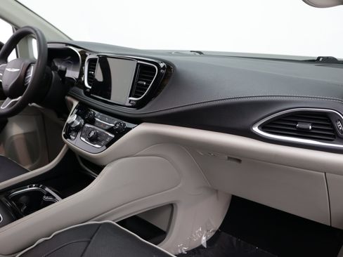 Used 2023 Chrysler Pacifica Limited FWD image 43
