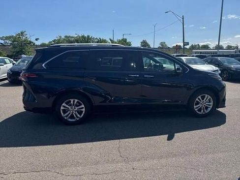 Used 2024 Toyota Sienna Platinum image 8