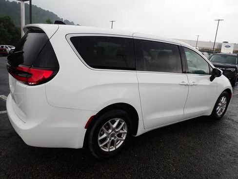 Used 2023 Chrysler Pacifica Touring-L FWD image 6