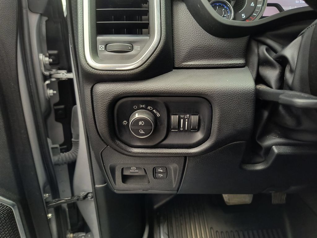 Used 2022 RAM 1500 Laramie AWD/4WD image 16