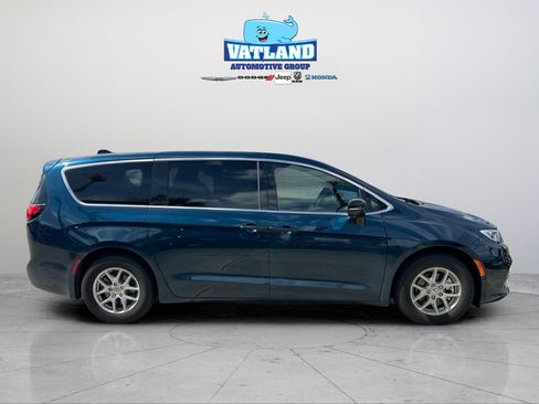 Used 2025 Chrysler Pacifica Select FWD image 6