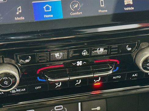 Used 2023 Jeep Grand Cherokee Overland image 5