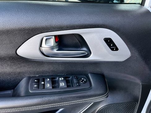 Used 2024 Chrysler Pacifica Limited FWD image 38