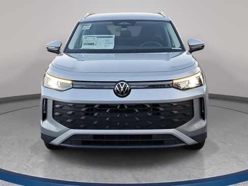 New 2026 Volkswagen Tiguan SE FWD image 2