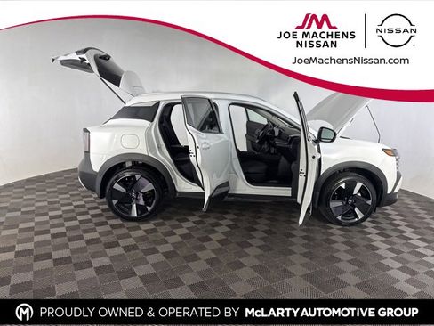 Certified 2025 Nissan Kicks SR image 13