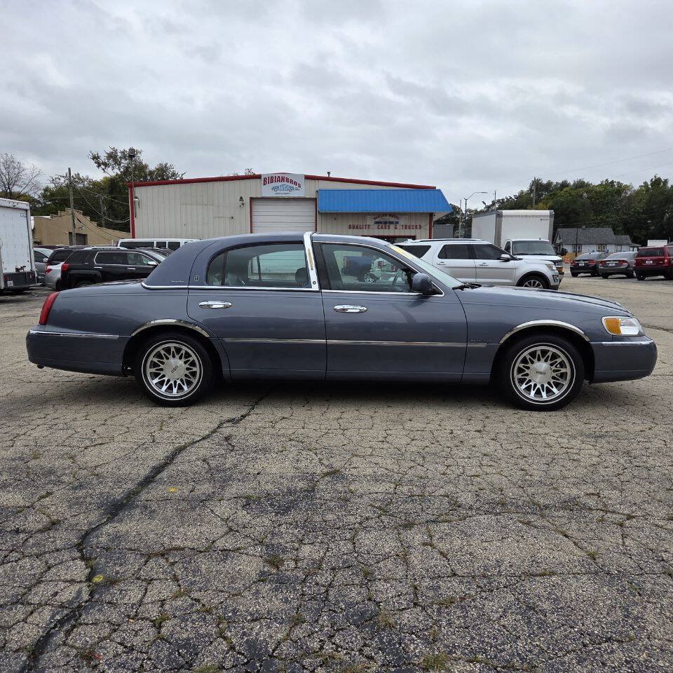 Used 2000 Lincoln Town Car Signature RWD image 4