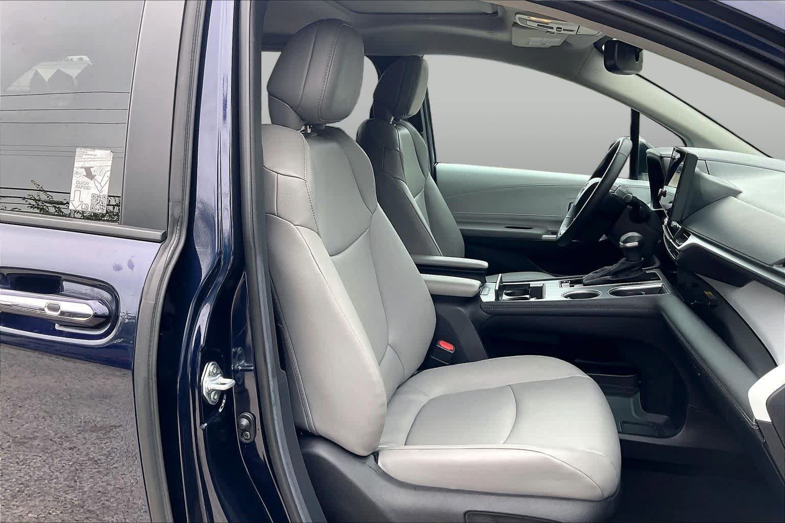 Used 2025 Toyota Sienna XLE FWD image 9