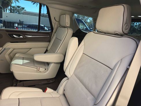 Used 2021 GMC Yukon Denali w/ Denali Premium Package image 11