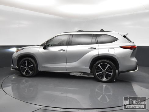 Used 2021 Toyota Highlander XSE FWD image 3