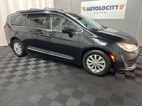 Used 2017 Chrysler Pacifica Touring-L FWD image 2