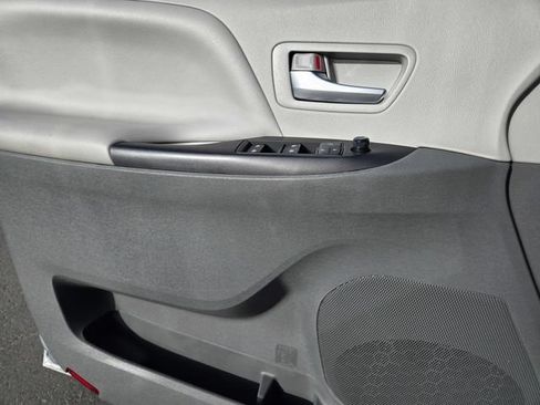 Certified 2017 Toyota Sienna LE FWD image 23
