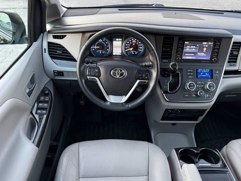 Used 2019 Toyota Sienna XLE FWD image 40