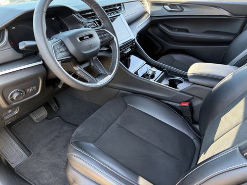 Used 2025 Jeep Grand Cherokee Altitude AWD/4WD image 23