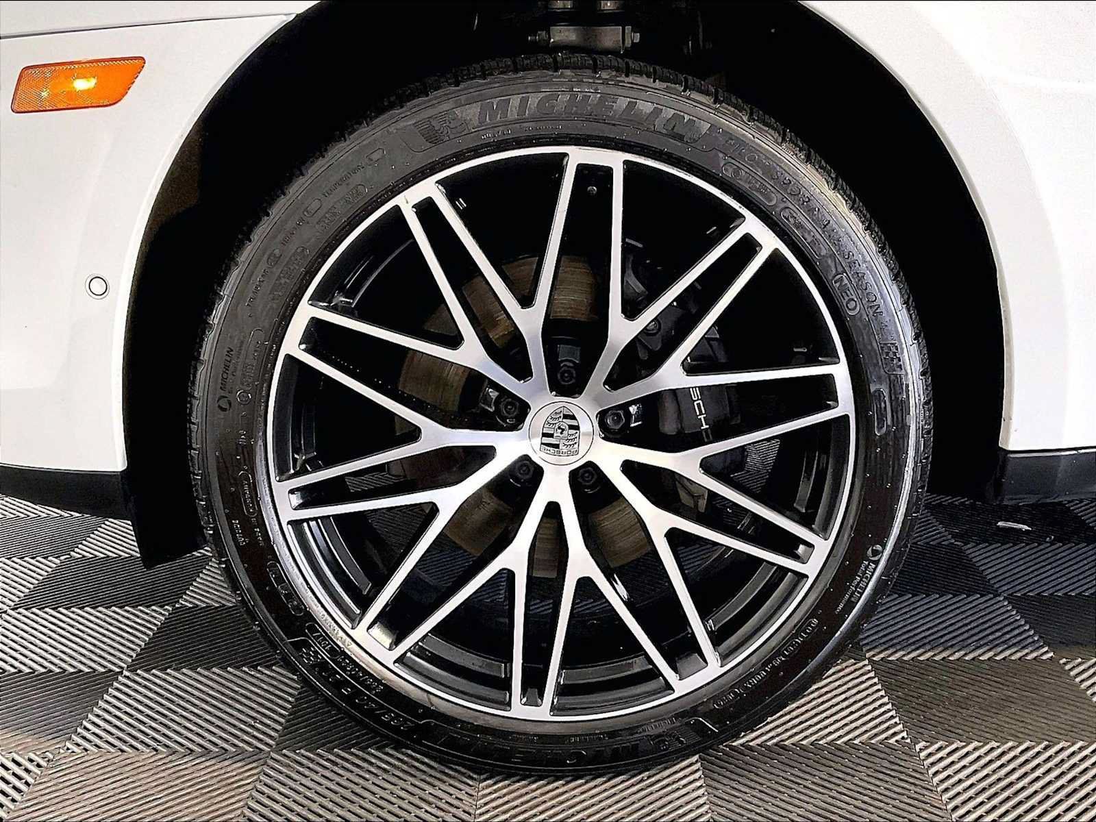 Certified 2023 Porsche Macan AWD/4WD image 11