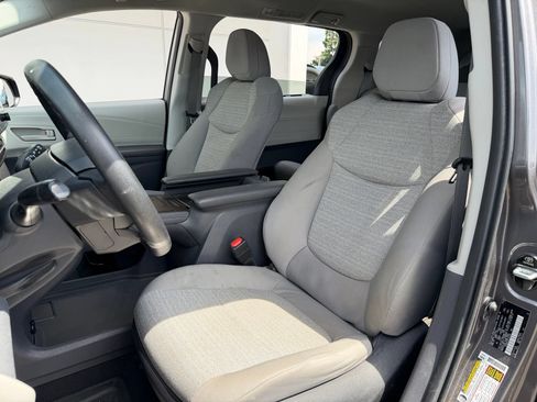 Used 2023 Toyota Sienna LE FWD image 10