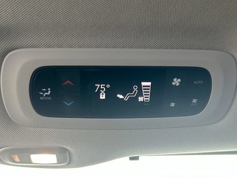 Used 2023 Chrysler Pacifica Limited FWD image 34