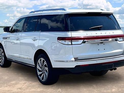 Used 2022 Lincoln Navigator Reserve AWD/4WD image 4