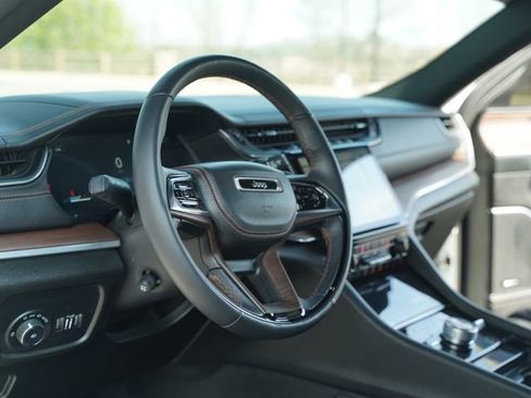 Used 2023 Jeep Grand Cherokee L Summit w/ Luxury Tech Group V image 29