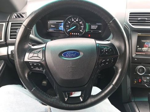 Used 2016 Ford Explorer XLT w/ Equipment Group 202A AWD/4WD image 38