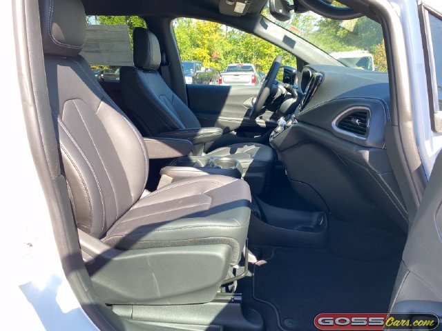 New 2027 Chrysler Pacifica Select AWD/4WD image 6