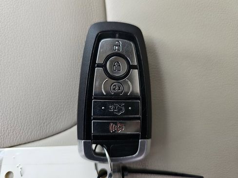 Used 2019 Ford Edge Titanium w/ Class II Trailer Tow Package image 34