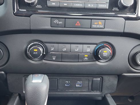 Used 2024 Nissan Frontier SV RWD image 14
