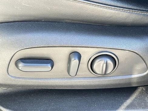 Used 2023 GMC Acadia SLT image 16