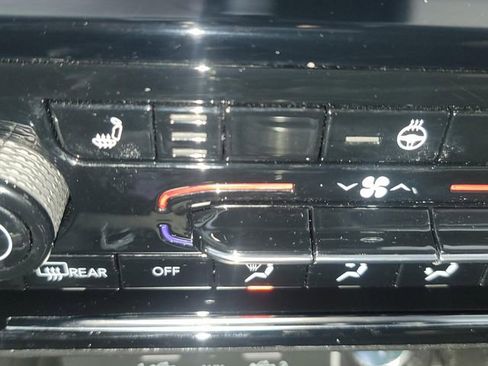 Used 2023 Jeep Grand Cherokee Limited w/ Black Appearance Package image 23