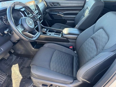 Used 2025 Nissan Pathfinder SV image 16