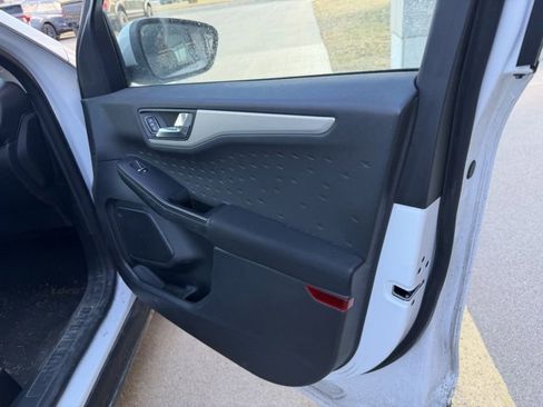 Used 2020 Ford Escape SE image 19