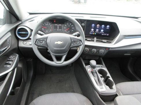 Certified 2025 Chevrolet Trax LS w/ LS Convenience Package FWD image 13