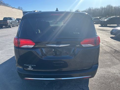 Used 2017 Chrysler Pacifica Touring-L Plus w/ Tire & Wheel Group image 7