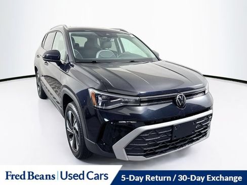 Used 2025 Volkswagen Taos SE AWD/4WD image 1