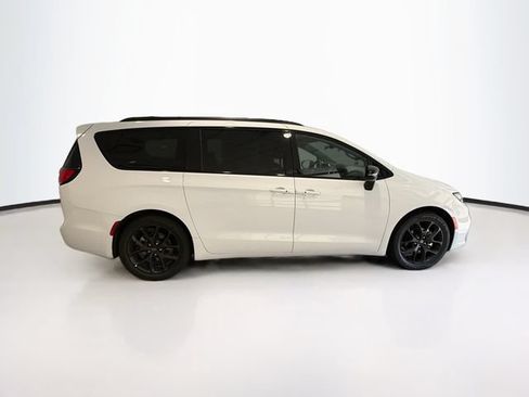 Used 2025 Chrysler Pacifica Limited FWD image 8