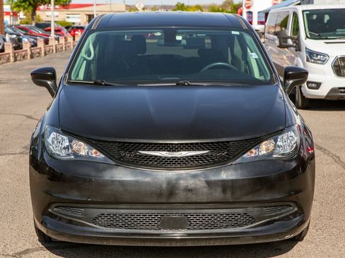 Used 2022 Chrysler Voyager LX FWD image 3