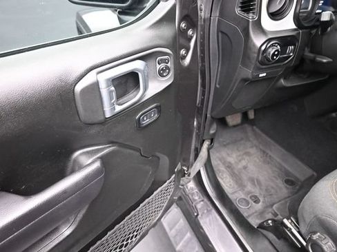 Used 2024 Jeep Gladiator Sport AWD/4WD image 16