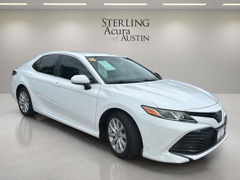 Used 2019 Toyota Camry LE FWD image 3