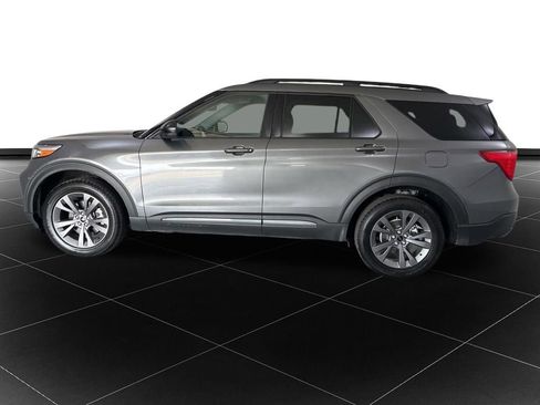 Used 2023 Ford Explorer XLT w/ Equipment Group 202A AWD/4WD image 2