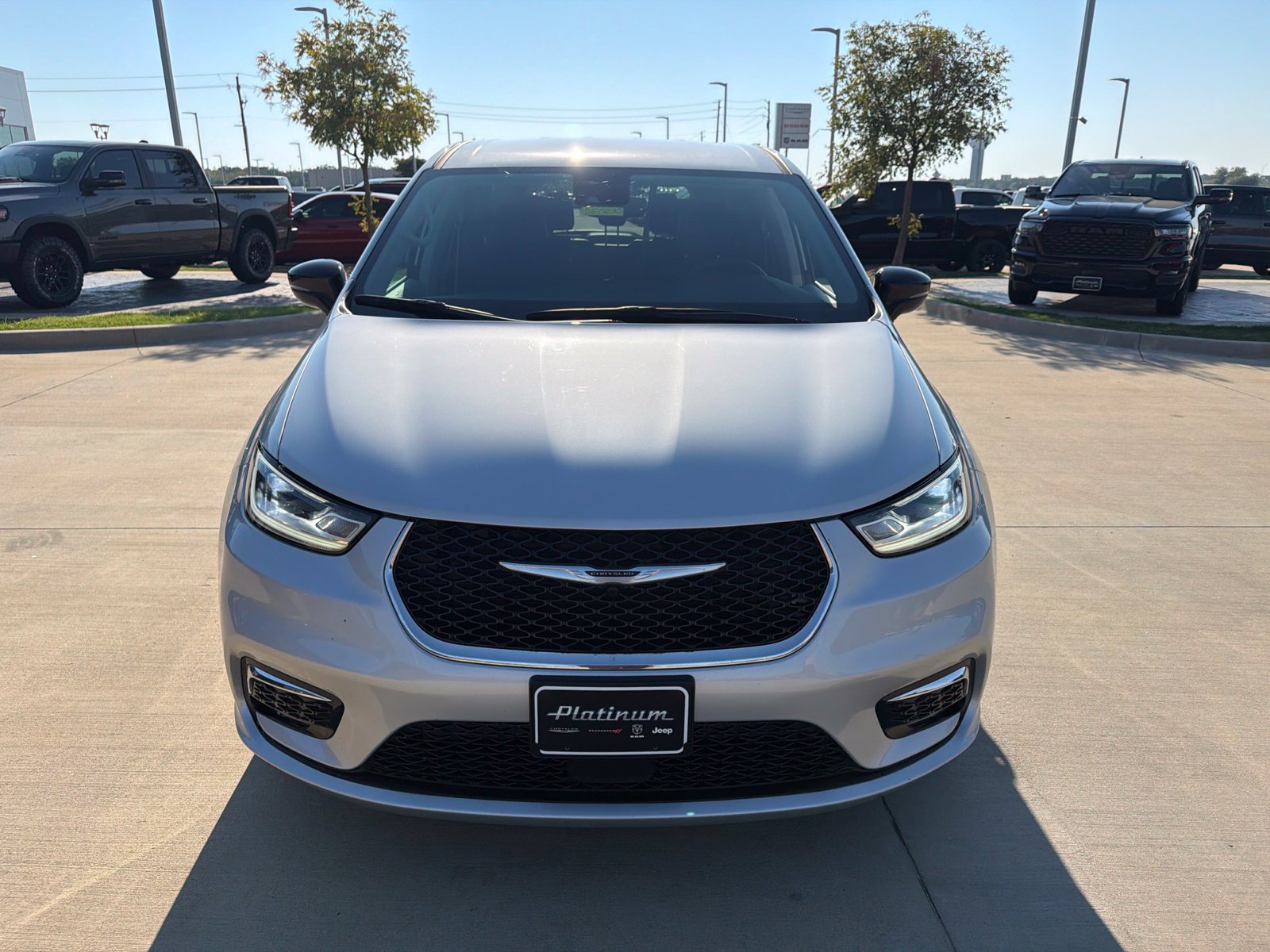 Used 2024 Chrysler Pacifica Touring-L FWD image 8